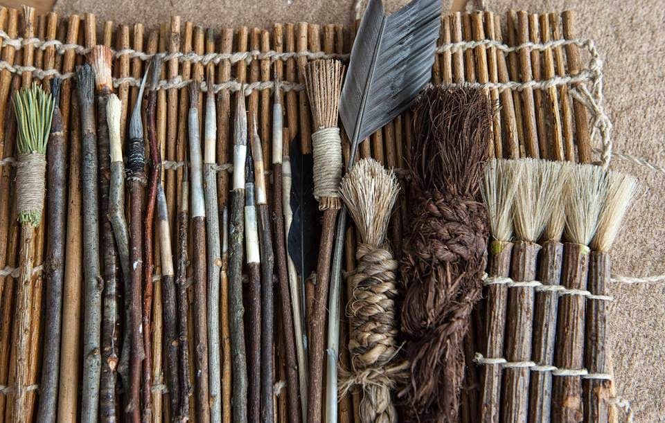 Økologiske malematerialer arrangeret på et bord